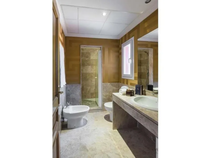 House - Semi-Detached House в продаже в Marbella, Málaga. В доме 3 спален и 4 ванных комнат. Площадь дома 180 м². Площадь участка 100 м²