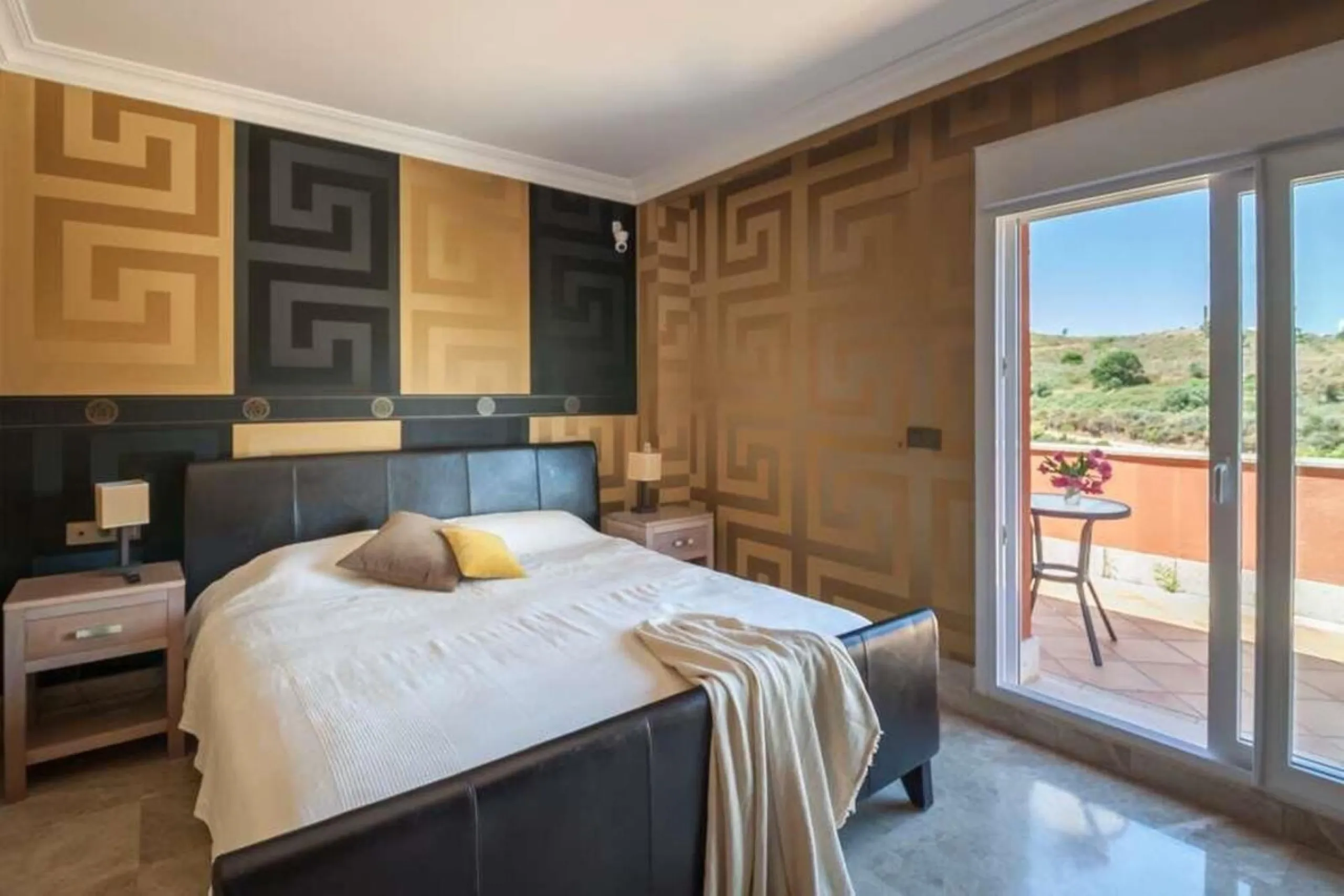House - Semi-Detached House в продаже в Marbella, Málaga. В доме 3 спален и 4 ванных комнат. Площадь дома 180 м². Площадь участка 100 м²