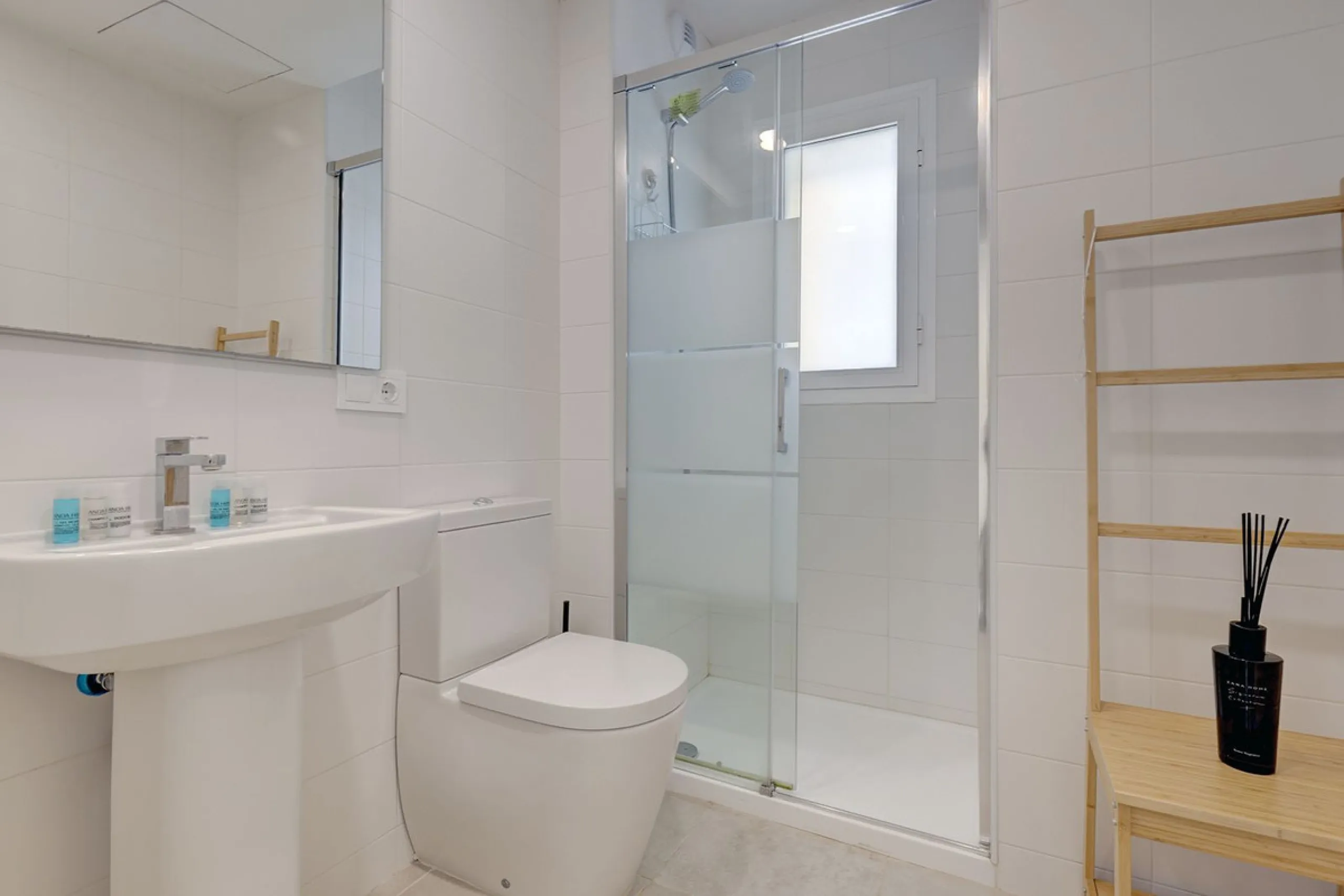 This exquisite three-bedroom apartment offers a harmonious blend of comfort and sophistication, perfect for those seeking a refined lifestyle on the Costa del Sol. Designed to inspire, the property welcomes residents with a sense of warmth and elegance, m