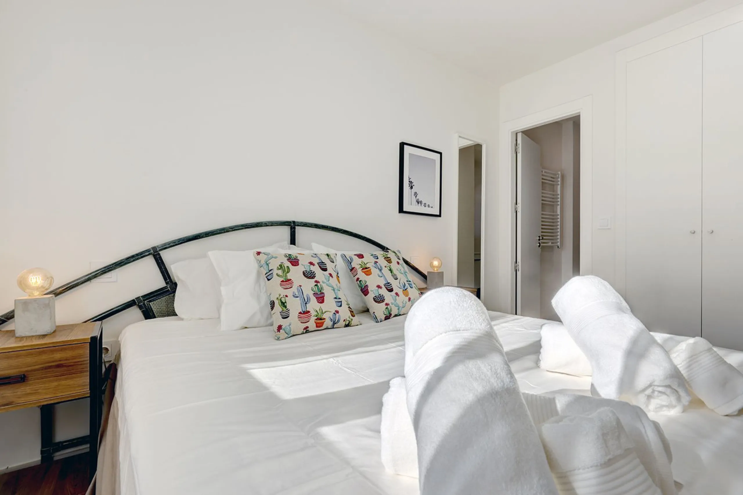 This exquisite three-bedroom apartment offers a harmonious blend of comfort and sophistication, perfect for those seeking a refined lifestyle on the Costa del Sol. Designed to inspire, the property welcomes residents with a sense of warmth and elegance, m