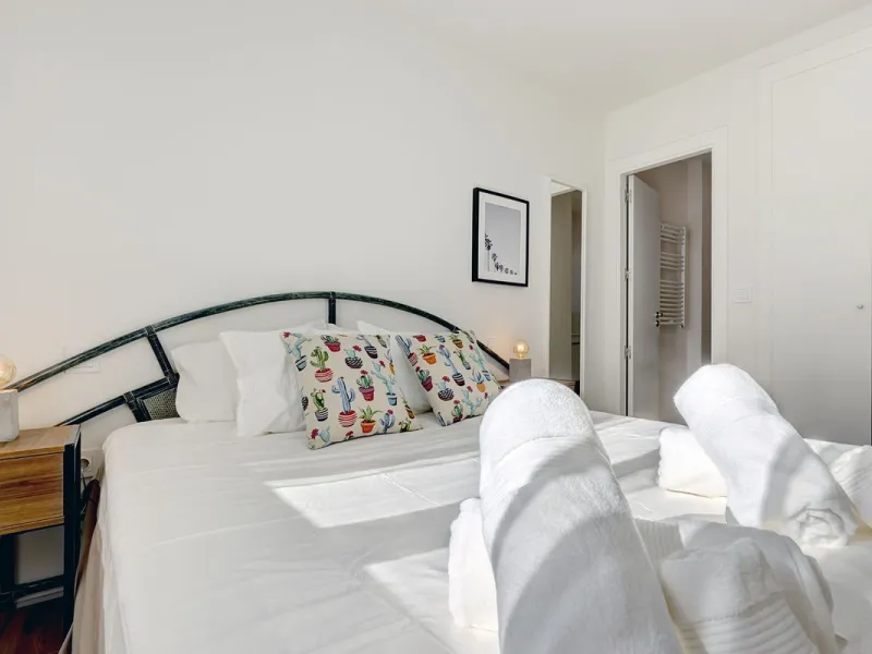 This exquisite three-bedroom apartment offers a harmonious blend of comfort and sophistication, perfect for those seeking a refined lifestyle on the Costa del Sol. Designed to inspire, the property welcomes residents with a sense of warmth and elegance, m