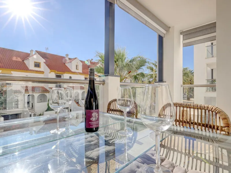 This exquisite three-bedroom apartment offers a harmonious blend of comfort and sophistication, perfect for those seeking a refined lifestyle on the Costa del Sol. Designed to inspire, the property welcomes residents with a sense of warmth and elegance, m