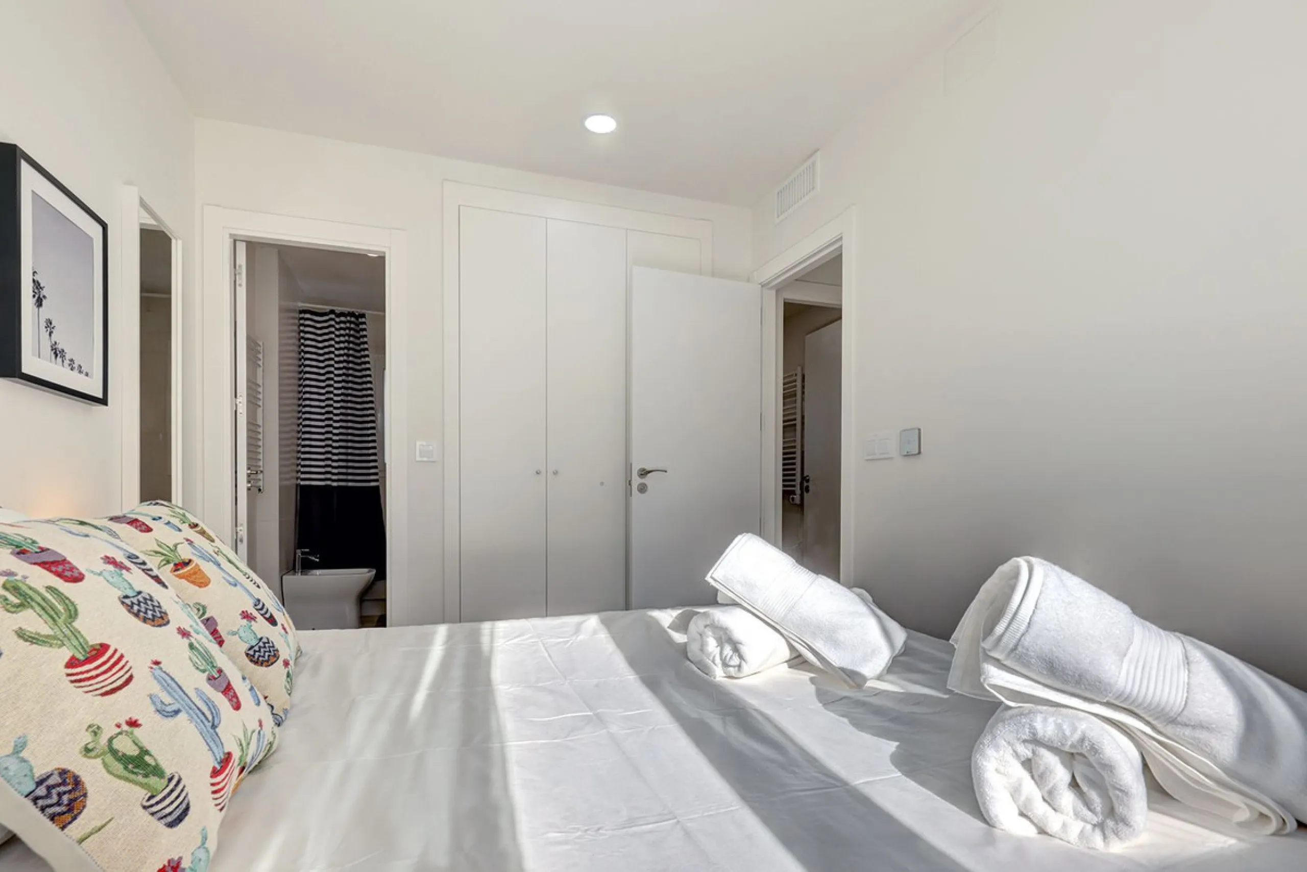 This exquisite three-bedroom apartment offers a harmonious blend of comfort and sophistication, perfect for those seeking a refined lifestyle on the Costa del Sol. Designed to inspire, the property welcomes residents with a sense of warmth and elegance, m