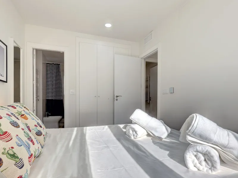 This exquisite three-bedroom apartment offers a harmonious blend of comfort and sophistication, perfect for those seeking a refined lifestyle on the Costa del Sol. Designed to inspire, the property welcomes residents with a sense of warmth and elegance, m