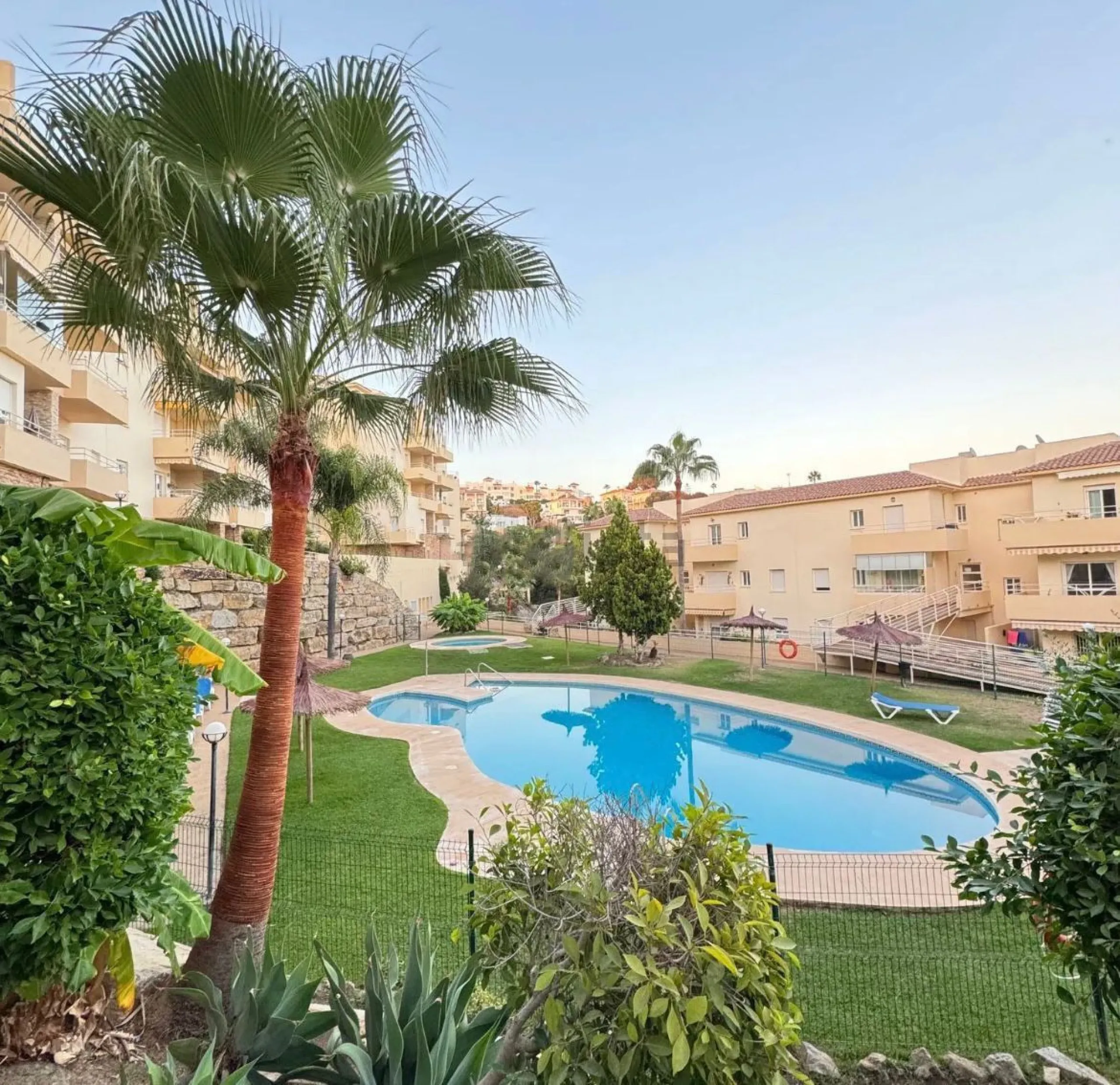 Experience Mediterranean living at its best in this beautiful fully renovated 2-bedroom, 1-bathroom apartment, ideally situated between Fuengirola and Marbella. Flooded with natural light, the home features a spacious glazed terrace with panoramic, unobst