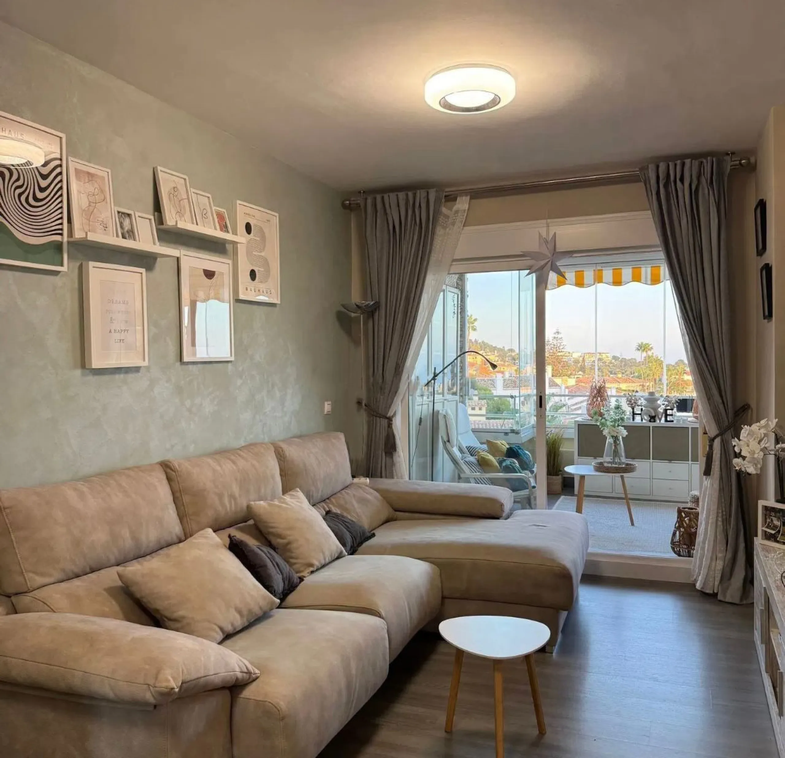 Experience Mediterranean living at its best in this beautiful fully renovated 2-bedroom, 1-bathroom apartment, ideally situated between Fuengirola and Marbella. Flooded with natural light, the home features a spacious glazed terrace with panoramic, unobst