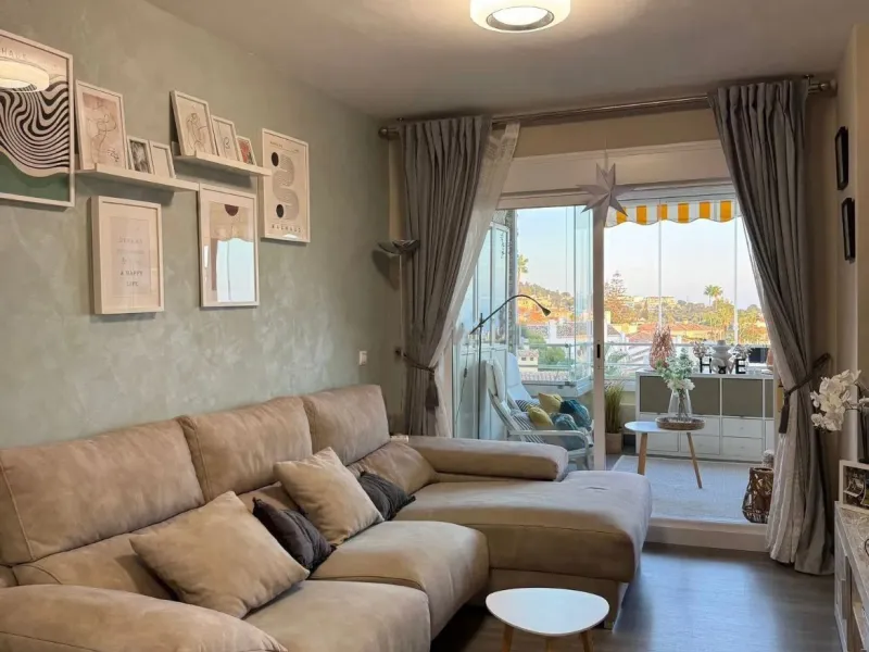 Experience Mediterranean living at its best in this beautiful fully renovated 2-bedroom, 1-bathroom apartment, ideally situated between Fuengirola and Marbella. Flooded with natural light, the home features a spacious glazed terrace with panoramic, unobst