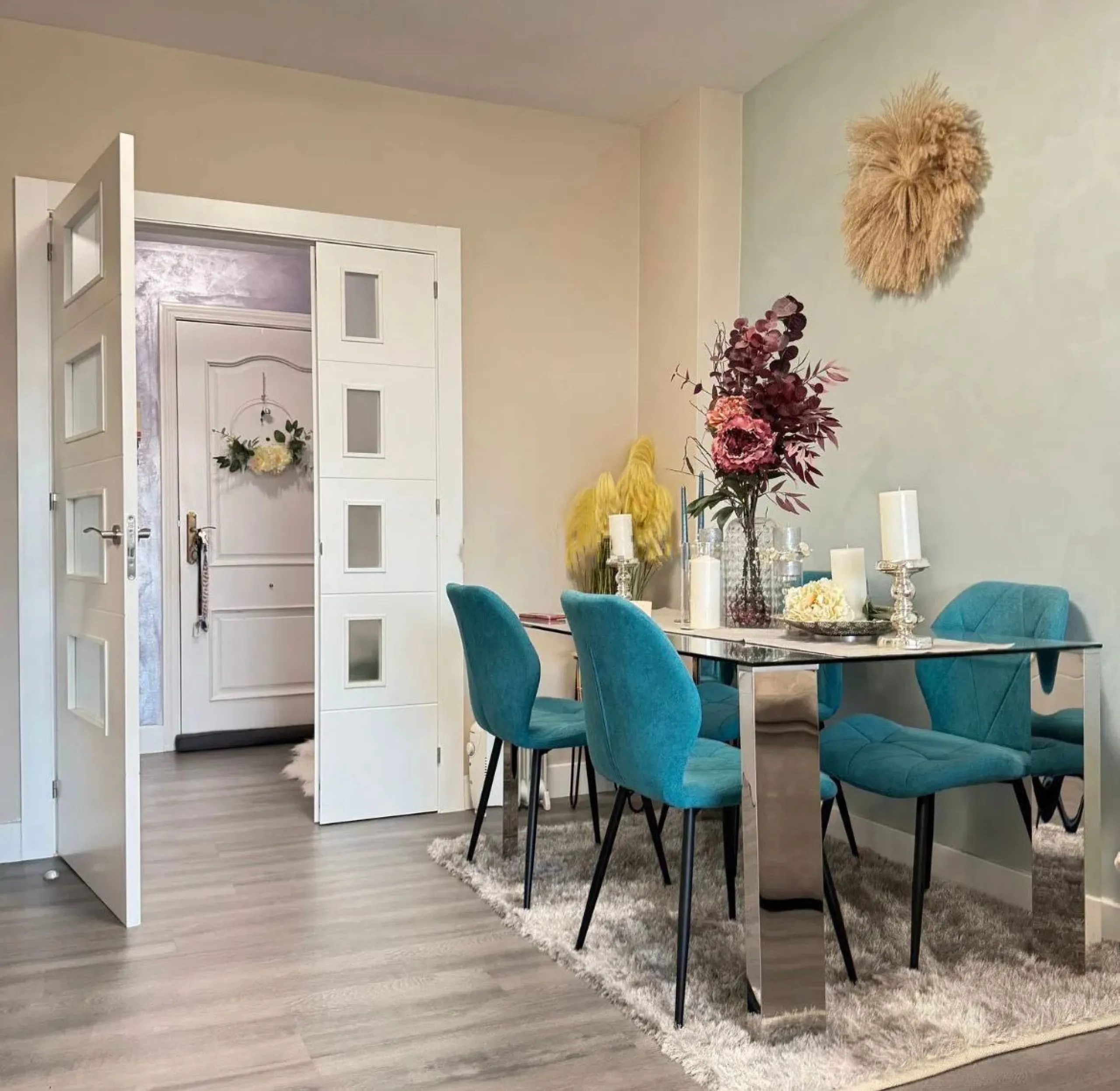 Experience Mediterranean living at its best in this beautiful fully renovated 2-bedroom, 1-bathroom apartment, ideally situated between Fuengirola and Marbella. Flooded with natural light, the home features a spacious glazed terrace with panoramic, unobst
