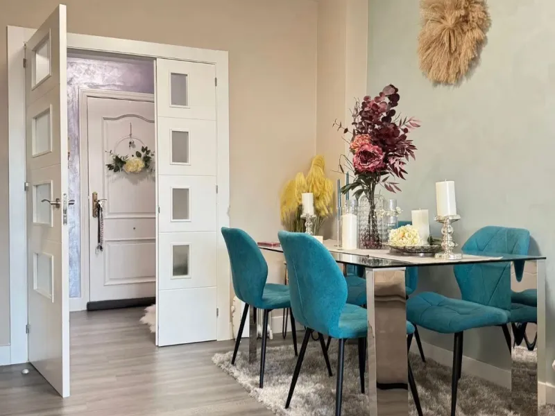 Experience Mediterranean living at its best in this beautiful fully renovated 2-bedroom, 1-bathroom apartment, ideally situated between Fuengirola and Marbella. Flooded with natural light, the home features a spacious glazed terrace with panoramic, unobst