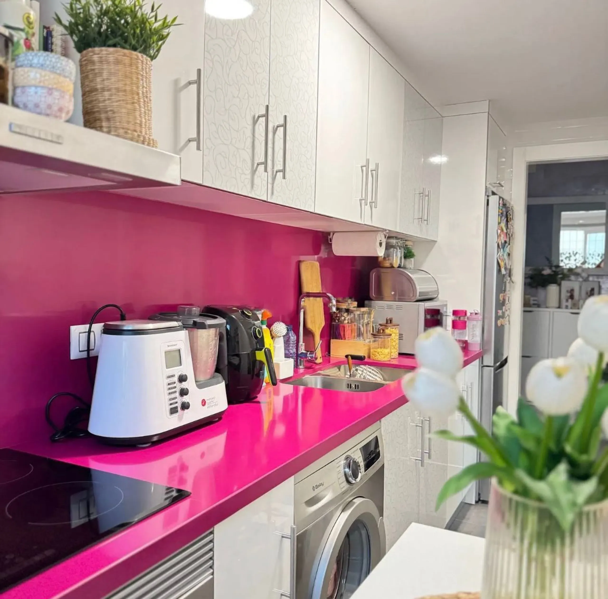 Experience Mediterranean living at its best in this beautiful fully renovated 2-bedroom, 1-bathroom apartment, ideally situated between Fuengirola and Marbella. Flooded with natural light, the home features a spacious glazed terrace with panoramic, unobst