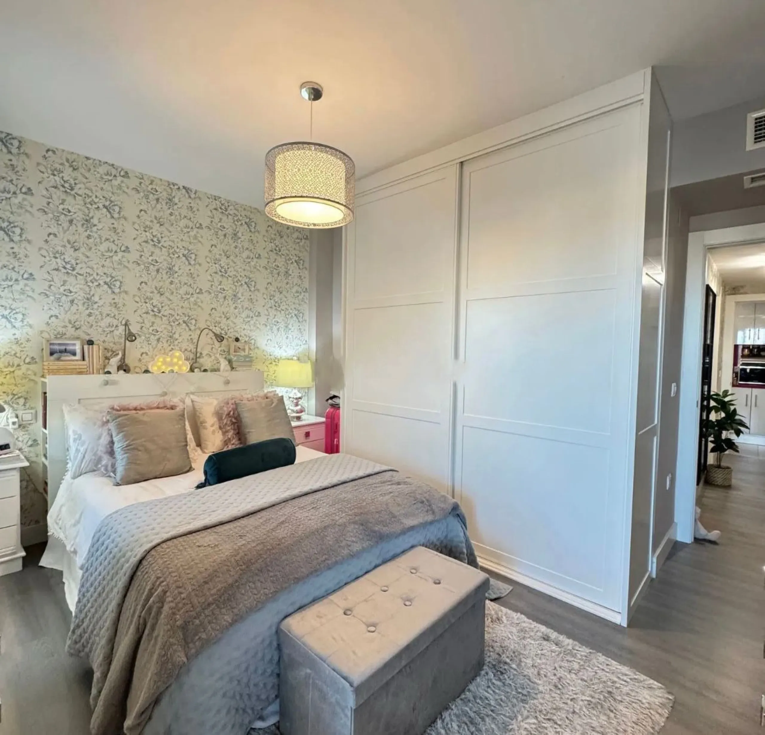 Experience Mediterranean living at its best in this beautiful fully renovated 2-bedroom, 1-bathroom apartment, ideally situated between Fuengirola and Marbella. Flooded with natural light, the home features a spacious glazed terrace with panoramic, unobst