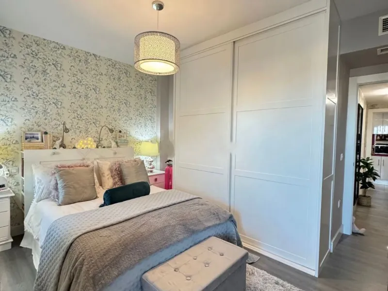 Experience Mediterranean living at its best in this beautiful fully renovated 2-bedroom, 1-bathroom apartment, ideally situated between Fuengirola and Marbella. Flooded with natural light, the home features a spacious glazed terrace with panoramic, unobst