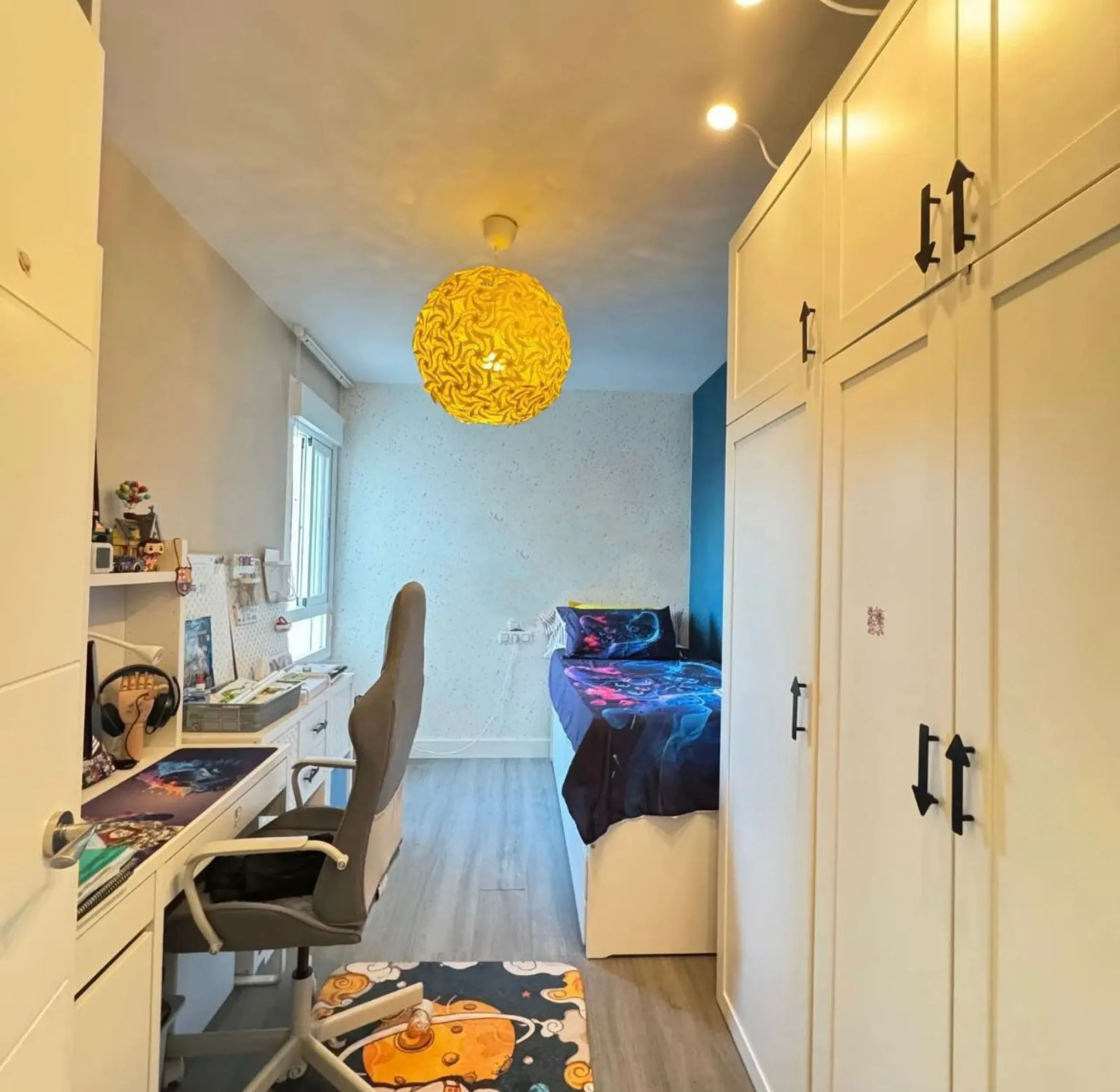 Experience Mediterranean living at its best in this beautiful fully renovated 2-bedroom, 1-bathroom apartment, ideally situated between Fuengirola and Marbella. Flooded with natural light, the home features a spacious glazed terrace with panoramic, unobst