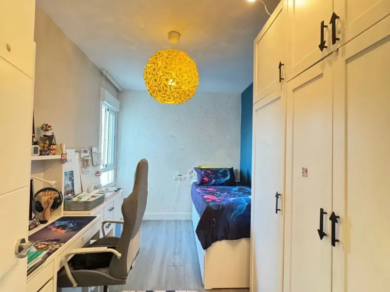 Experience Mediterranean living at its best in this beautiful fully renovated 2-bedroom, 1-bathroom apartment, ideally situated between Fuengirola and Marbella. Flooded with natural light, the home features a spacious glazed terrace with panoramic, unobst