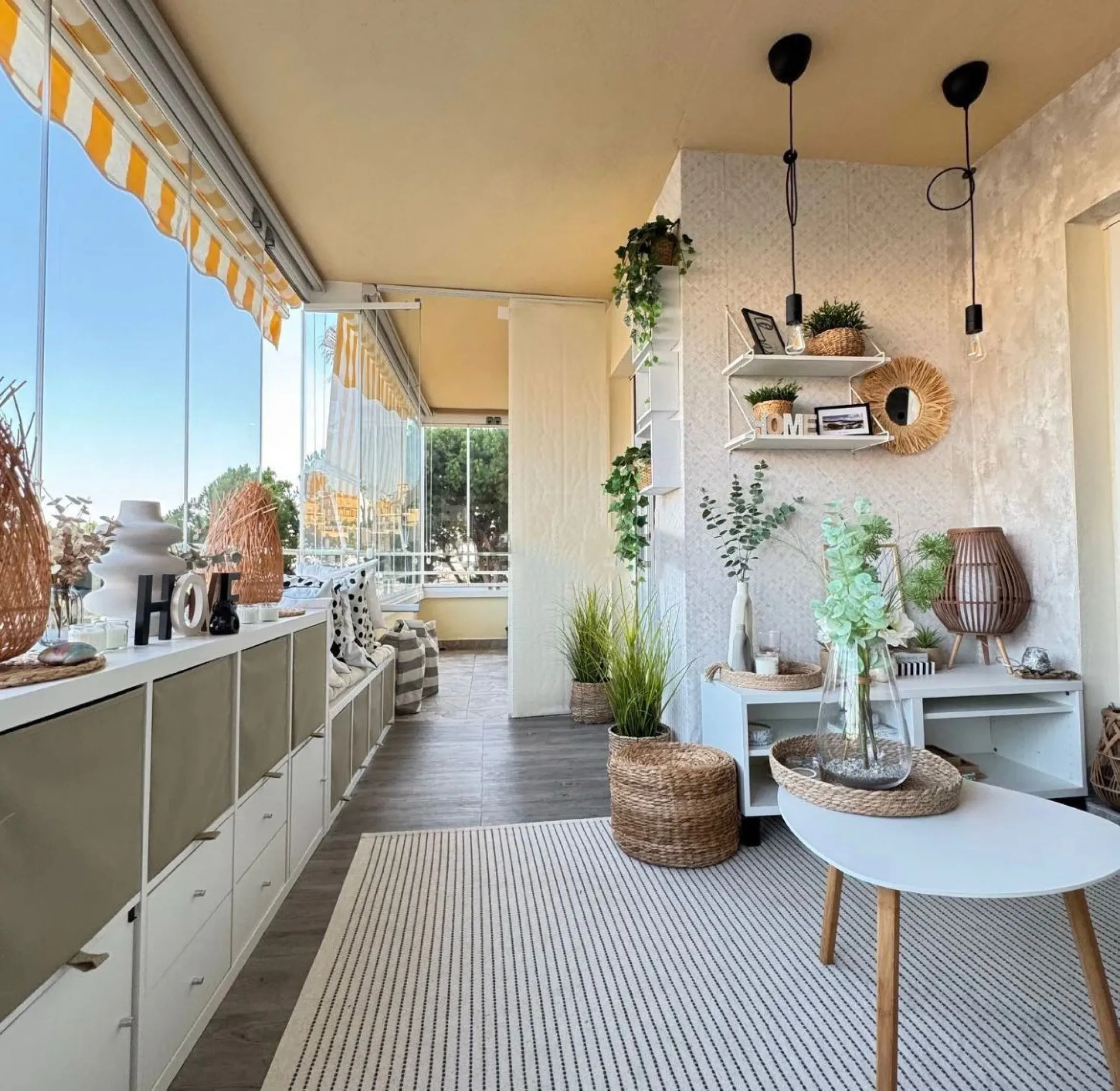 Experience Mediterranean living at its best in this beautiful fully renovated 2-bedroom, 1-bathroom apartment, ideally situated between Fuengirola and Marbella. Flooded with natural light, the home features a spacious glazed terrace with panoramic, unobst