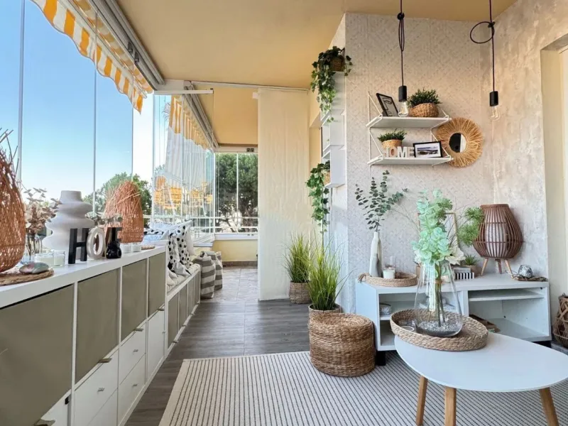 Experience Mediterranean living at its best in this beautiful fully renovated 2-bedroom, 1-bathroom apartment, ideally situated between Fuengirola and Marbella. Flooded with natural light, the home features a spacious glazed terrace with panoramic, unobst
