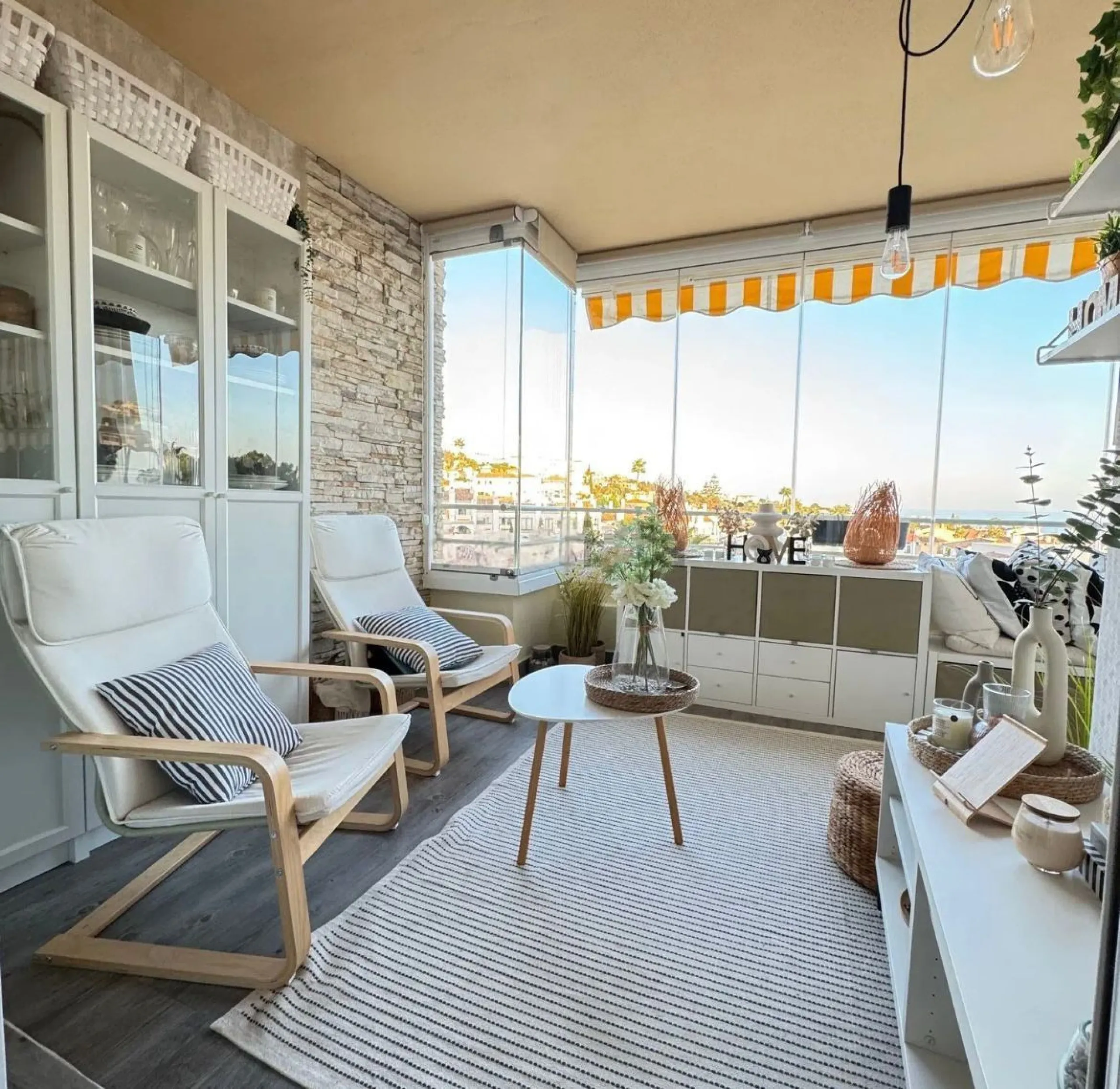 Experience Mediterranean living at its best in this beautiful fully renovated 2-bedroom, 1-bathroom apartment, ideally situated between Fuengirola and Marbella. Flooded with natural light, the home features a spacious glazed terrace with panoramic, unobst