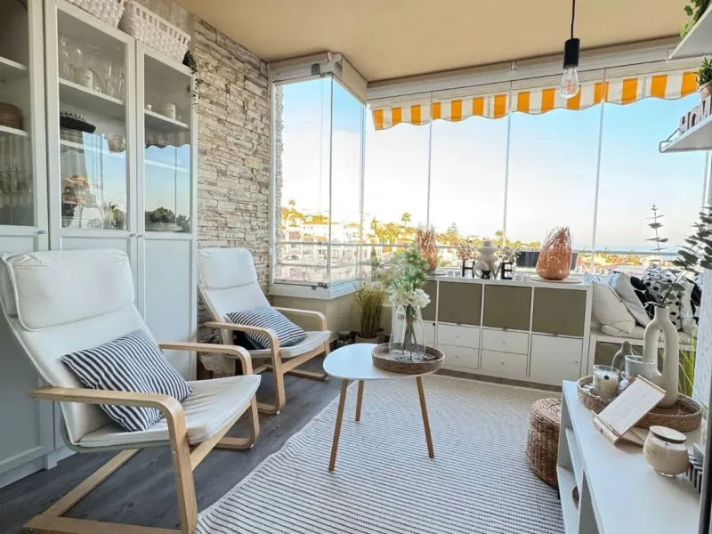 Experience Mediterranean living at its best in this beautiful fully renovated 2-bedroom, 1-bathroom apartment, ideally situated between Fuengirola and Marbella. Flooded with natural light, the home features a spacious glazed terrace with panoramic, unobst