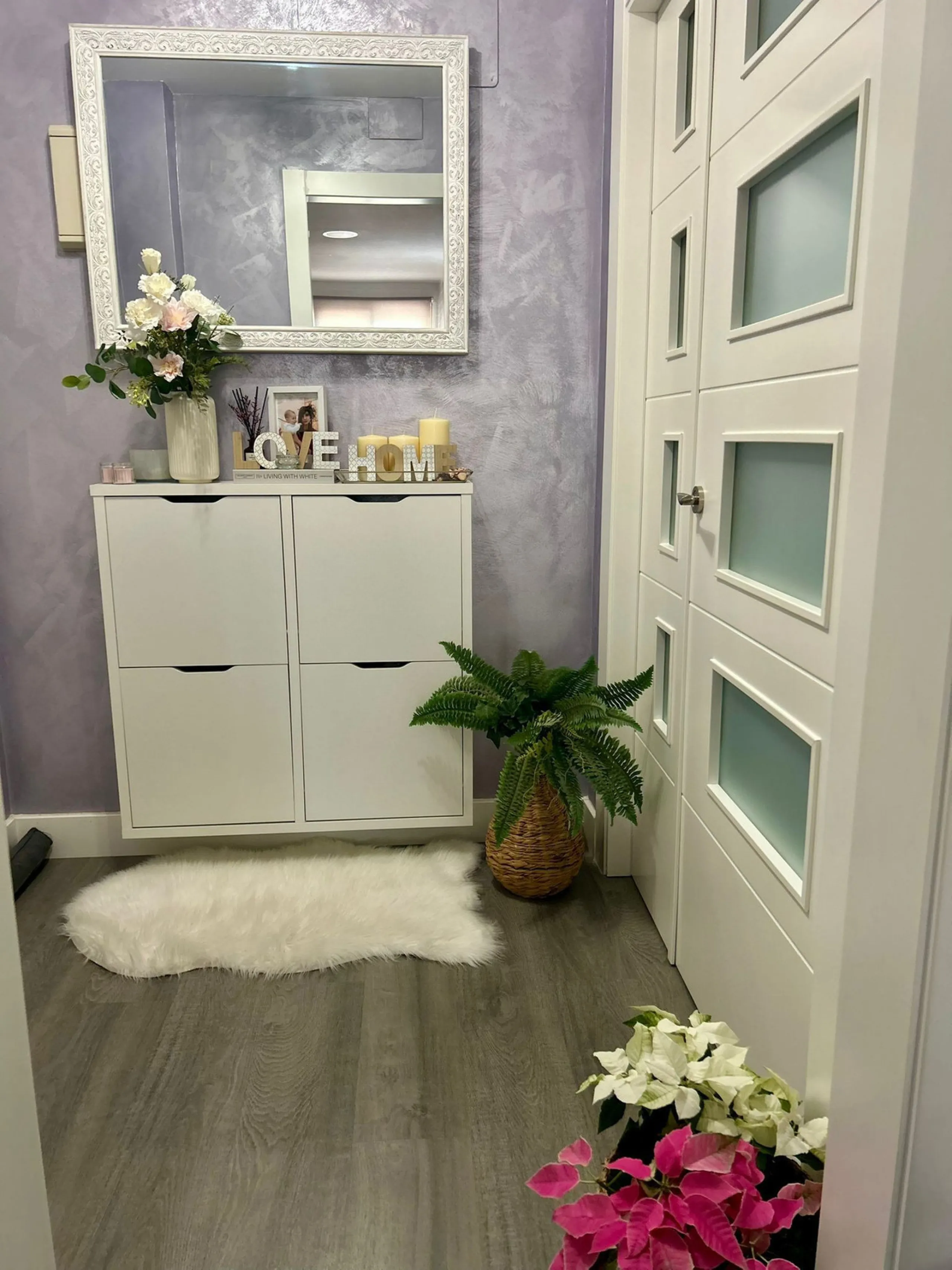 Experience Mediterranean living at its best in this beautiful fully renovated 2-bedroom, 1-bathroom apartment, ideally situated between Fuengirola and Marbella. Flooded with natural light, the home features a spacious glazed terrace with panoramic, unobst
