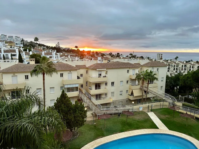 Experience Mediterranean living at its best in this beautiful fully renovated 2-bedroom, 1-bathroom apartment, ideally situated between Fuengirola and Marbella. Flooded with natural light, the home features a spacious glazed terrace with panoramic, unobst