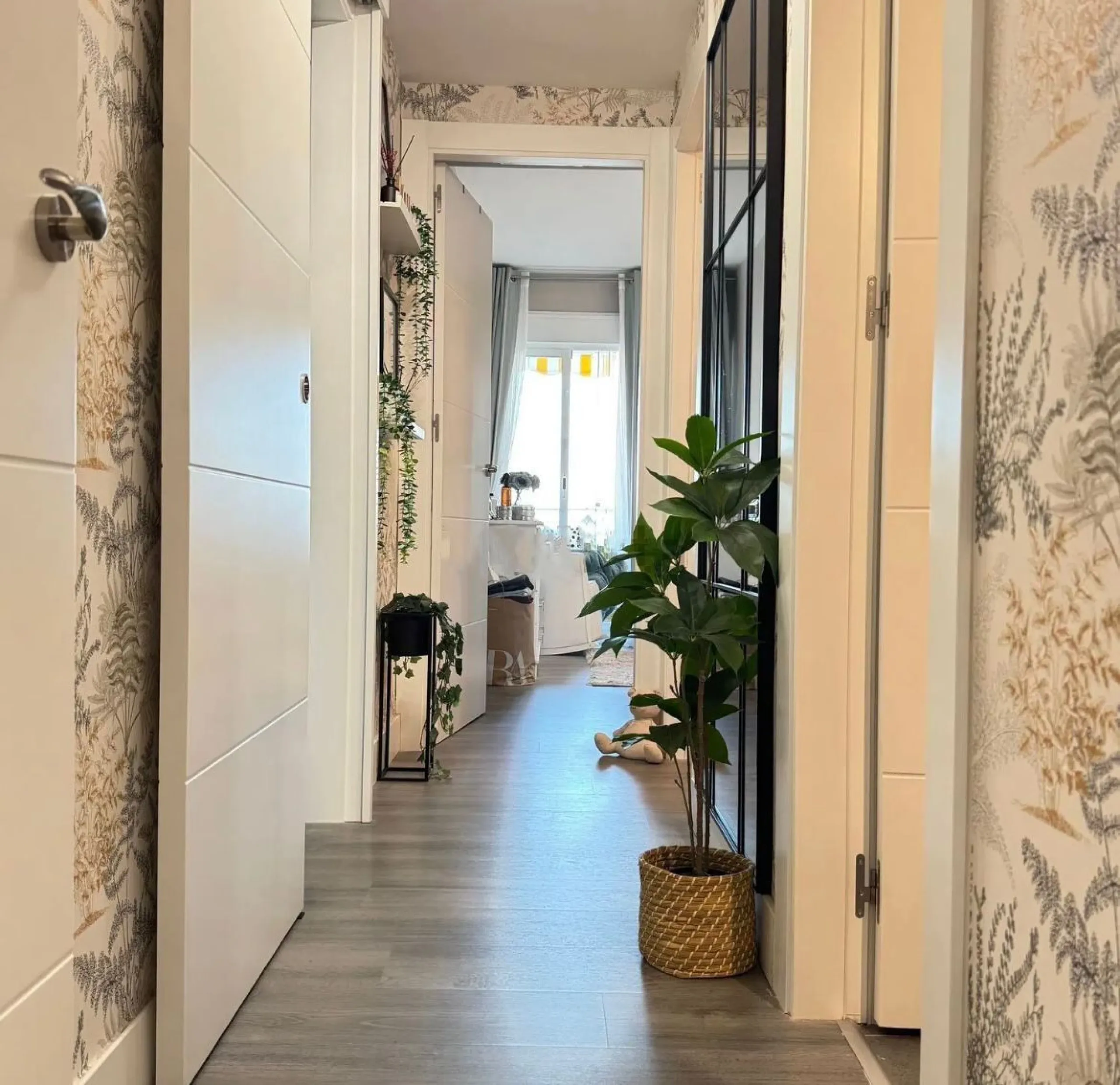 Experience Mediterranean living at its best in this beautiful fully renovated 2-bedroom, 1-bathroom apartment, ideally situated between Fuengirola and Marbella. Flooded with natural light, the home features a spacious glazed terrace with panoramic, unobst