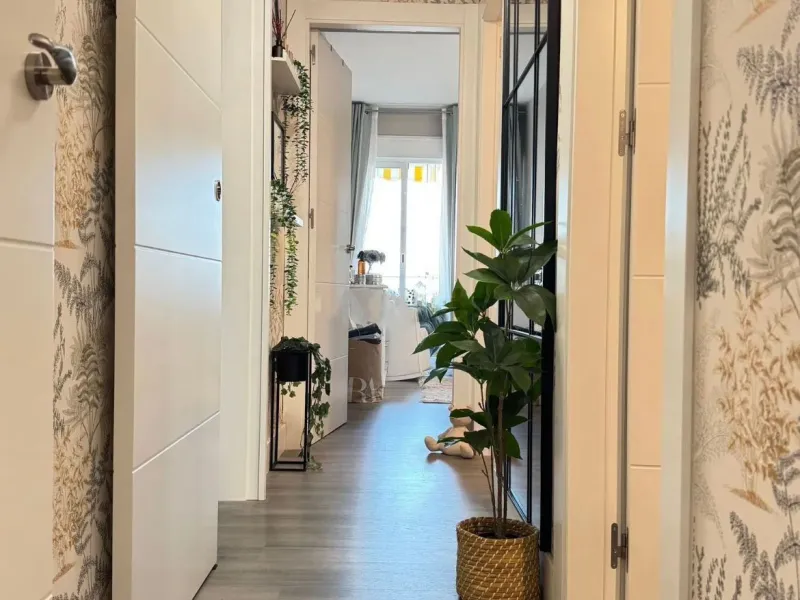 Experience Mediterranean living at its best in this beautiful fully renovated 2-bedroom, 1-bathroom apartment, ideally situated between Fuengirola and Marbella. Flooded with natural light, the home features a spacious glazed terrace with panoramic, unobst