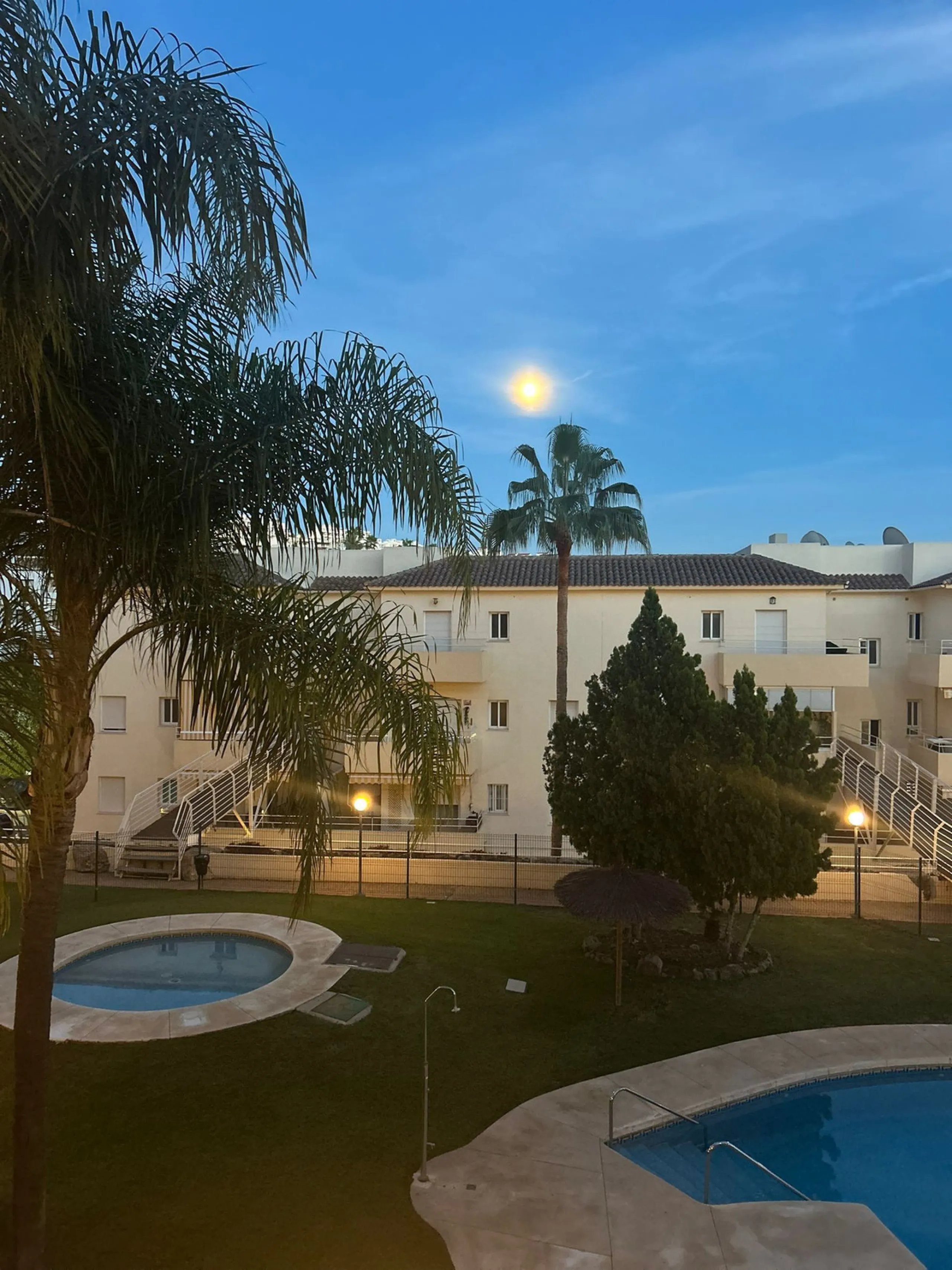 Experience Mediterranean living at its best in this beautiful fully renovated 2-bedroom, 1-bathroom apartment, ideally situated between Fuengirola and Marbella. Flooded with natural light, the home features a spacious glazed terrace with panoramic, unobst