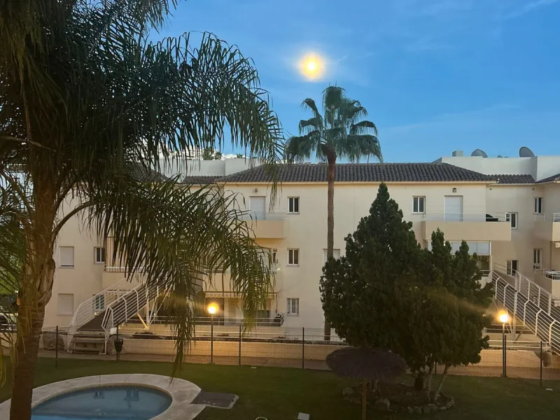 Experience Mediterranean living at its best in this beautiful fully renovated 2-bedroom, 1-bathroom apartment, ideally situated between Fuengirola and Marbella. Flooded with natural light, the home features a spacious glazed terrace with panoramic, unobst
