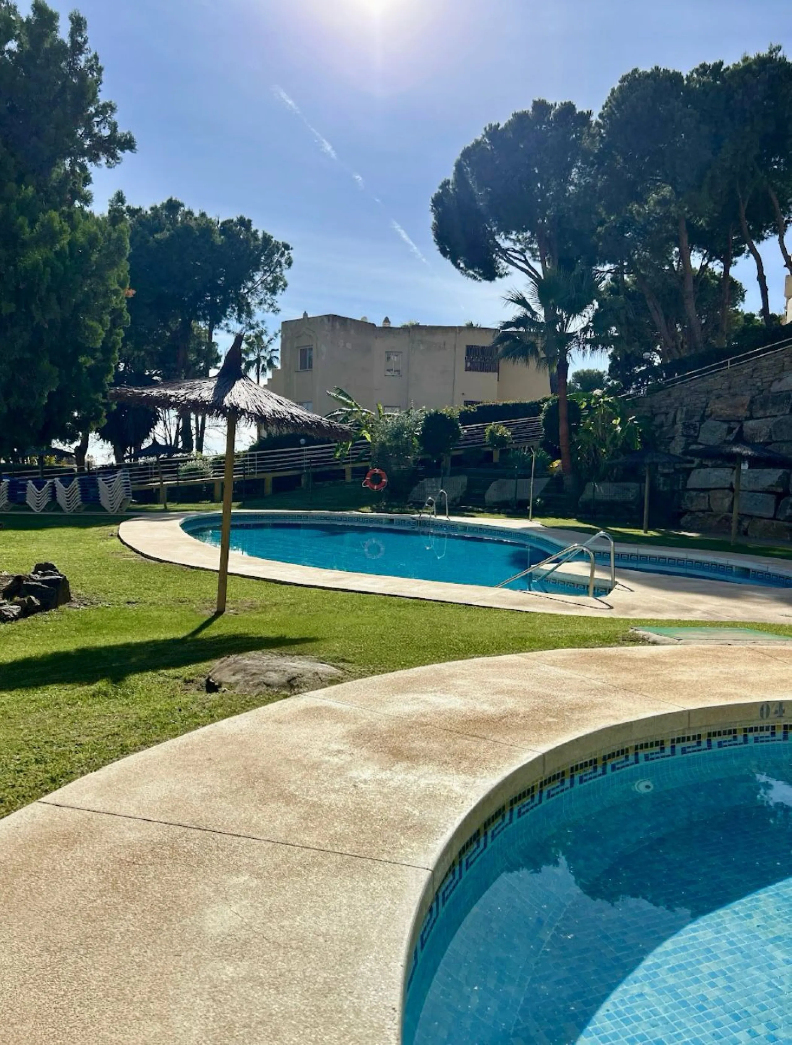 Experience Mediterranean living at its best in this beautiful fully renovated 2-bedroom, 1-bathroom apartment, ideally situated between Fuengirola and Marbella. Flooded with natural light, the home features a spacious glazed terrace with panoramic, unobst