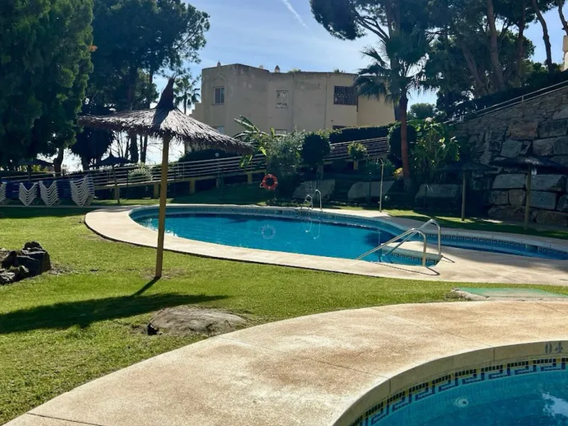 Experience Mediterranean living at its best in this beautiful fully renovated 2-bedroom, 1-bathroom apartment, ideally situated between Fuengirola and Marbella. Flooded with natural light, the home features a spacious glazed terrace with panoramic, unobst
