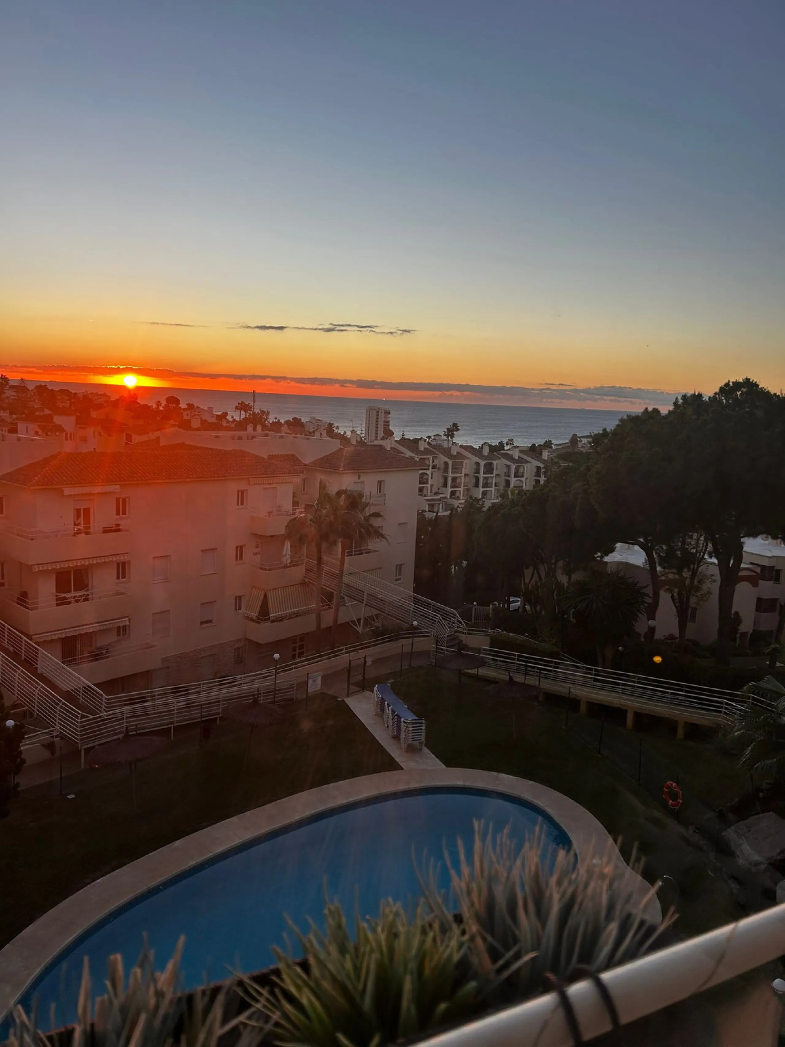 Experience Mediterranean living at its best in this beautiful fully renovated 2-bedroom, 1-bathroom apartment, ideally situated between Fuengirola and Marbella. Flooded with natural light, the home features a spacious glazed terrace with panoramic, unobst