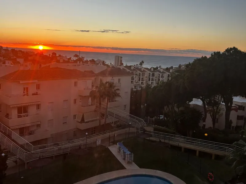 Experience Mediterranean living at its best in this beautiful fully renovated 2-bedroom, 1-bathroom apartment, ideally situated between Fuengirola and Marbella. Flooded with natural light, the home features a spacious glazed terrace with panoramic, unobst
