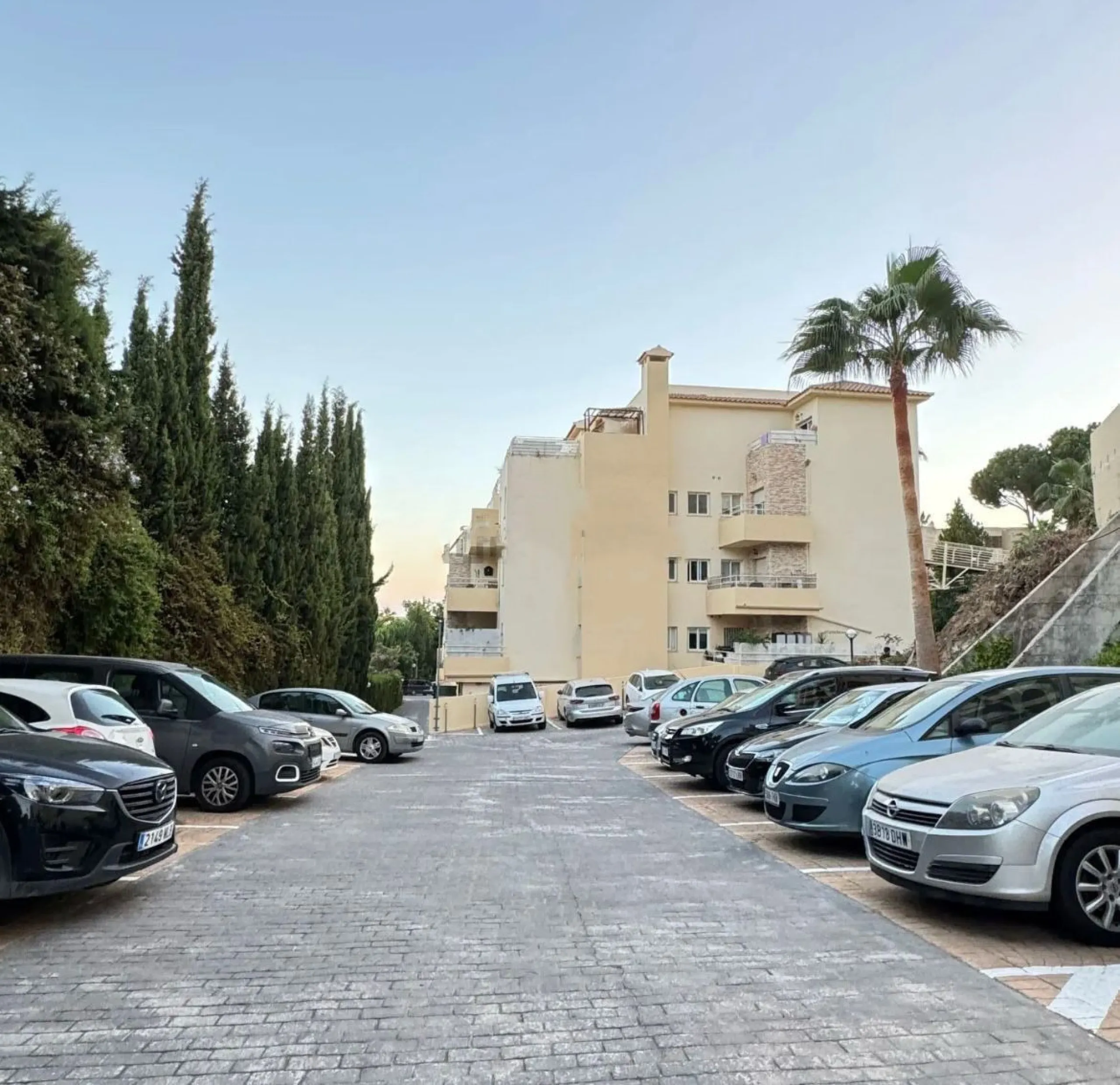 Experience Mediterranean living at its best in this beautiful fully renovated 2-bedroom, 1-bathroom apartment, ideally situated between Fuengirola and Marbella. Flooded with natural light, the home features a spacious glazed terrace with panoramic, unobst