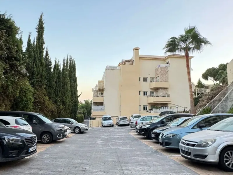 Experience Mediterranean living at its best in this beautiful fully renovated 2-bedroom, 1-bathroom apartment, ideally situated between Fuengirola and Marbella. Flooded with natural light, the home features a spacious glazed terrace with panoramic, unobst