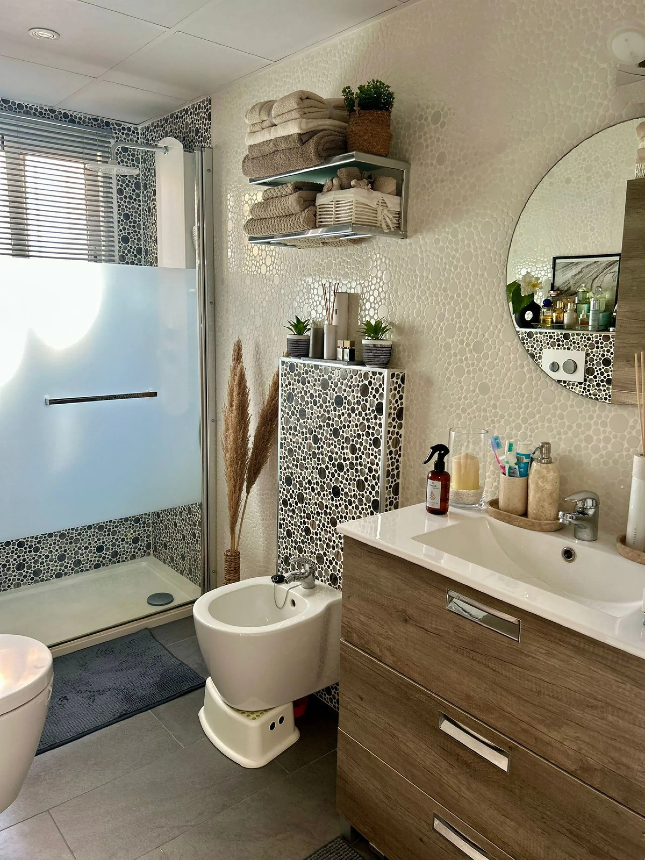 Experience Mediterranean living at its best in this beautiful fully renovated 2-bedroom, 1-bathroom apartment, ideally situated between Fuengirola and Marbella. Flooded with natural light, the home features a spacious glazed terrace with panoramic, unobst