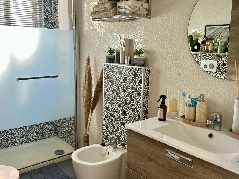 Experience Mediterranean living at its best in this beautiful fully renovated 2-bedroom, 1-bathroom apartment, ideally situated between Fuengirola and Marbella. Flooded with natural light, the home features a spacious glazed terrace with panoramic, unobst