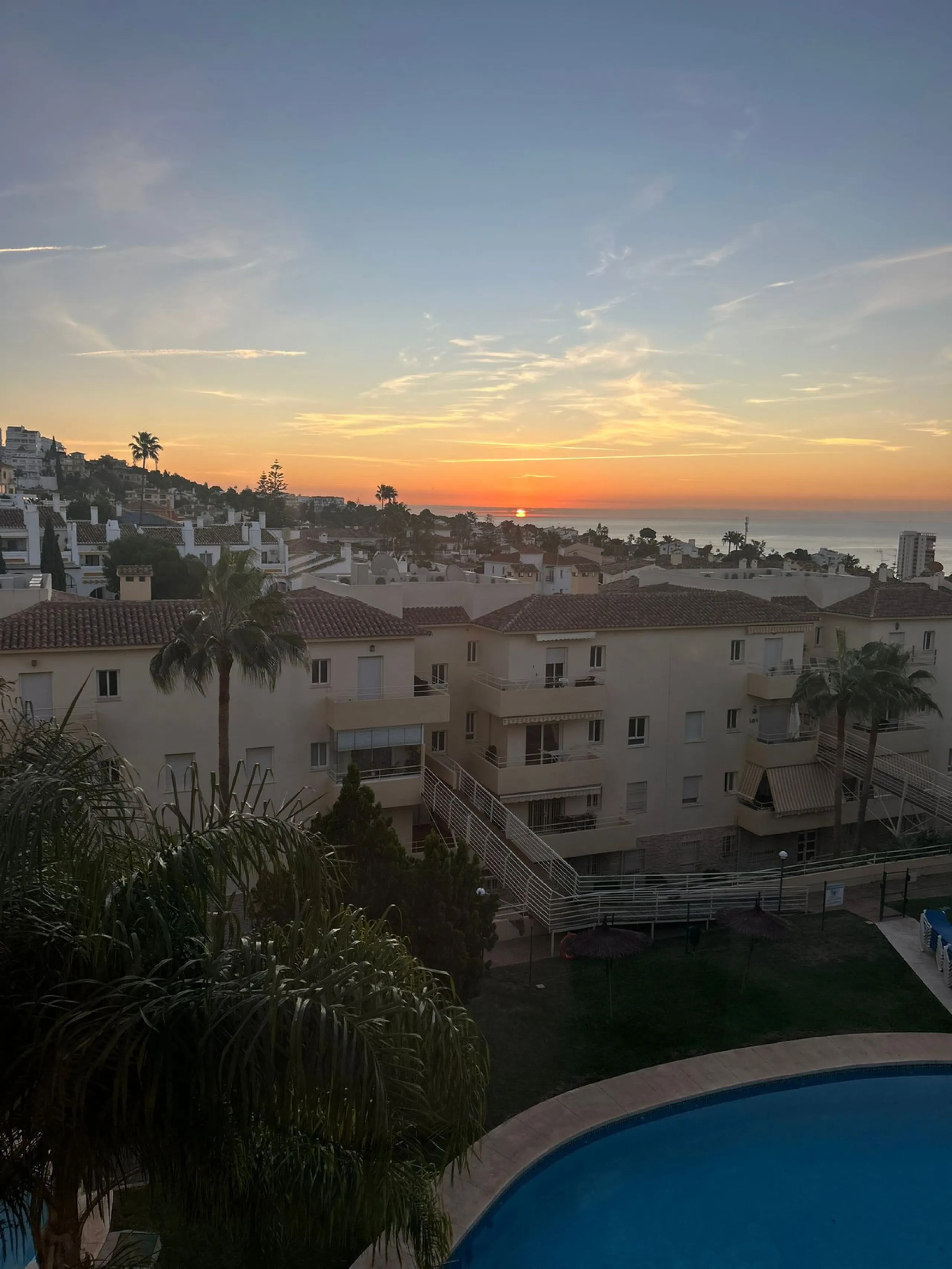 Experience Mediterranean living at its best in this beautiful fully renovated 2-bedroom, 1-bathroom apartment, ideally situated between Fuengirola and Marbella. Flooded with natural light, the home features a spacious glazed terrace with panoramic, unobst