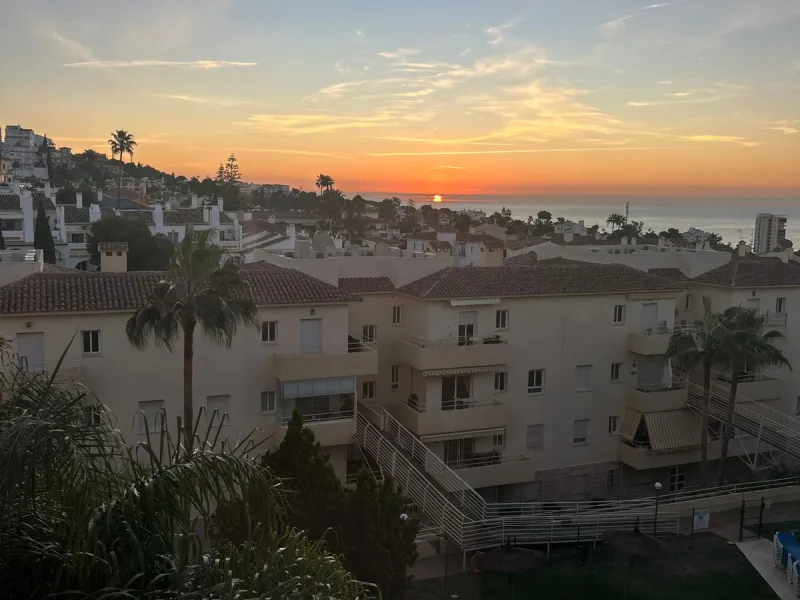 Experience Mediterranean living at its best in this beautiful fully renovated 2-bedroom, 1-bathroom apartment, ideally situated between Fuengirola and Marbella. Flooded with natural light, the home features a spacious glazed terrace with panoramic, unobst