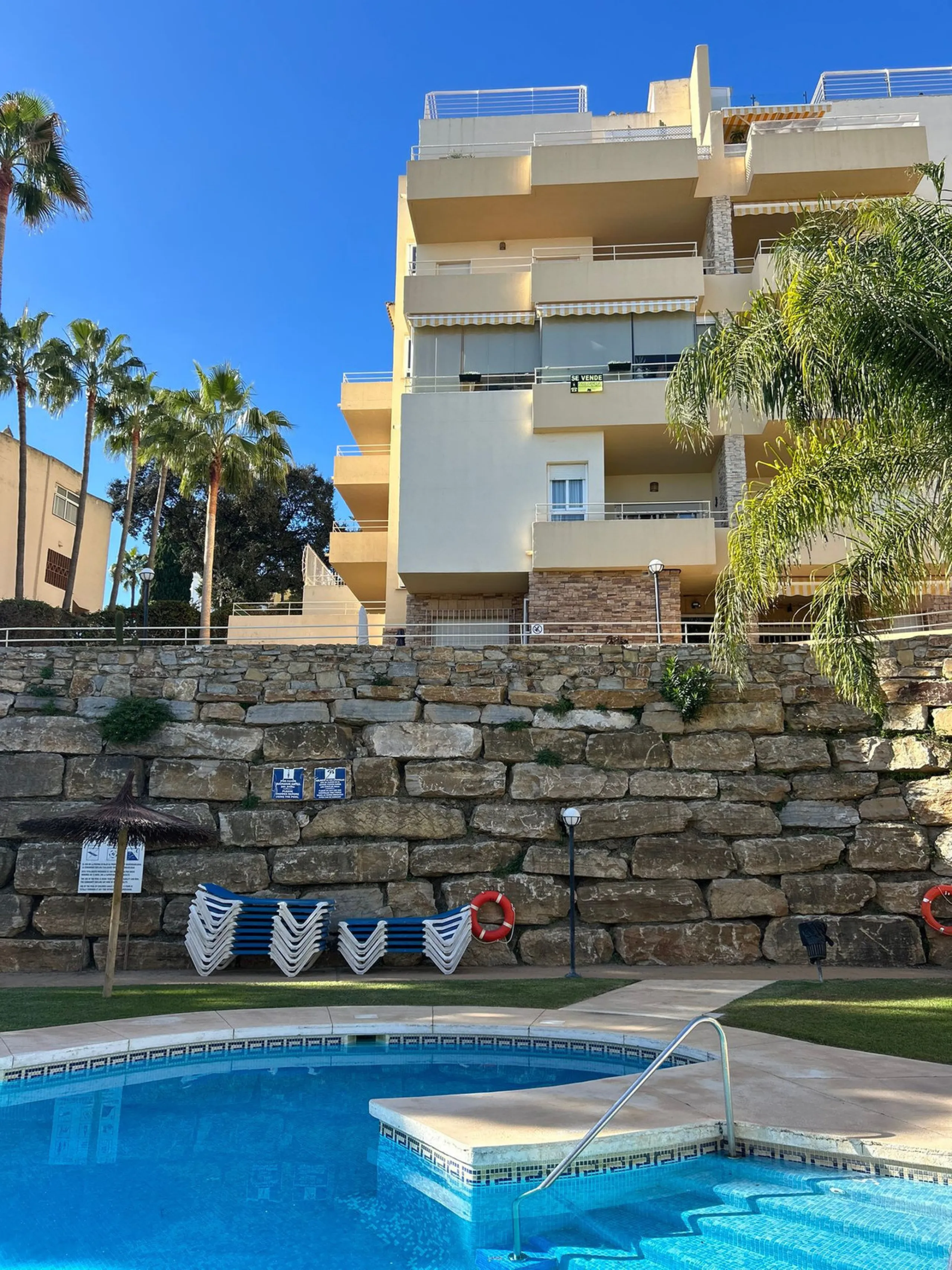 Experience Mediterranean living at its best in this beautiful fully renovated 2-bedroom, 1-bathroom apartment, ideally situated between Fuengirola and Marbella. Flooded with natural light, the home features a spacious glazed terrace with panoramic, unobst