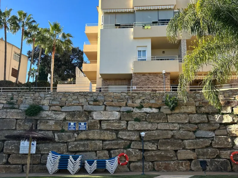 Experience Mediterranean living at its best in this beautiful fully renovated 2-bedroom, 1-bathroom apartment, ideally situated between Fuengirola and Marbella. Flooded with natural light, the home features a spacious glazed terrace with panoramic, unobst