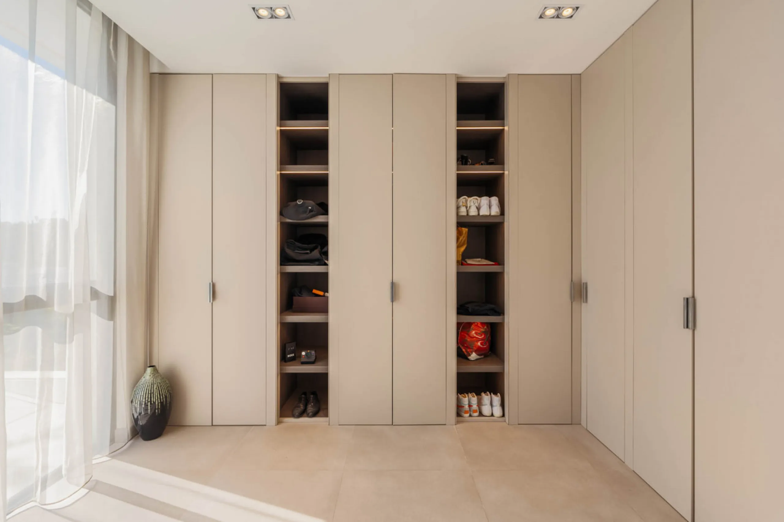 Designed by a distinguished architect, this villa is spread over two levels with an impressive built area. It features five luxurious bedrooms, each with its ensuite bathroom, an additional guest toilet, and a guest apartment that matches the main villa's