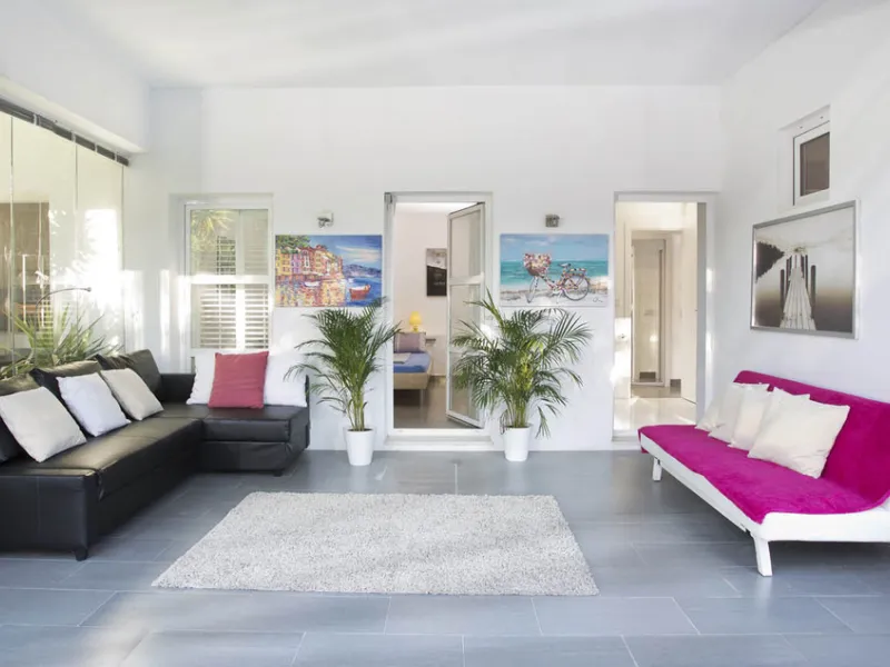 Nestled in lush green surroundings and just a short walk from Elviria's amenities, this unique villa is an ideal opportunity for both living and business. The property includes a main house, a studio apartment with its own entrance, and an annex with two 