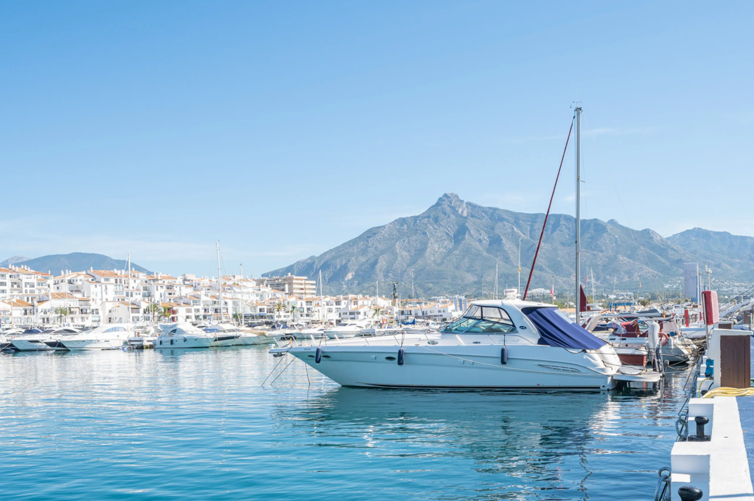 Penthouse for sale in Puerto Banús with 3 bedrooms, 3 bathrooms, 2 en suite bathrooms and with orientation east, with private garage (1 parking spaces). Regarding property dimensions, it has 165 m² built and 33 m² terrace. Has the following facilities sea