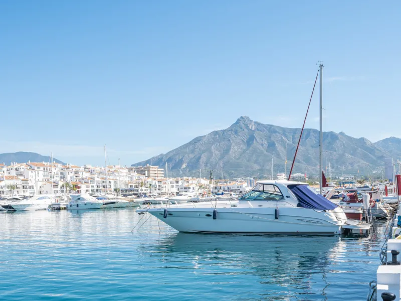 Penthouse for sale in Puerto Banús with 3 bedrooms, 3 bathrooms, 2 en suite bathrooms and with orientation east, with private garage (1 parking spaces). Regarding property dimensions, it has 165 m² built and 33 m² terrace. Has the following facilities sea