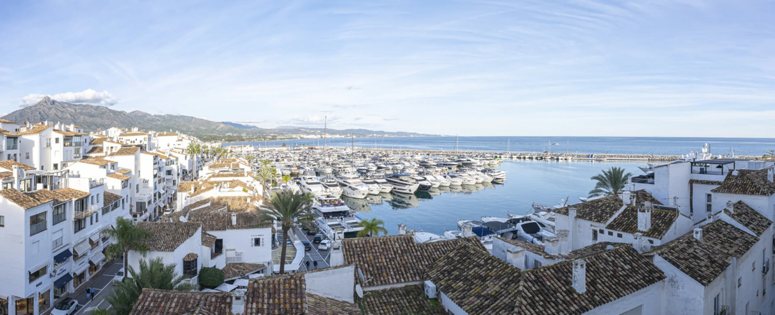 Penthouse for sale in Puerto Banús with 3 bedrooms, 3 bathrooms, 2 en suite bathrooms and with orientation east, with private garage (1 parking spaces). Regarding property dimensions, it has 165 m² built and 33 m² terrace. Has the following facilities sea