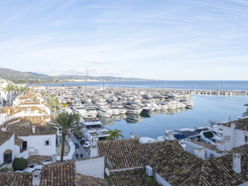 Penthouse for sale in Puerto Banús with 3 bedrooms, 3 bathrooms, 2 en suite bathrooms and with orientation east, with private garage (1 parking spaces). Regarding property dimensions, it has 165 m² built and 33 m² terrace. Has the following facilities sea