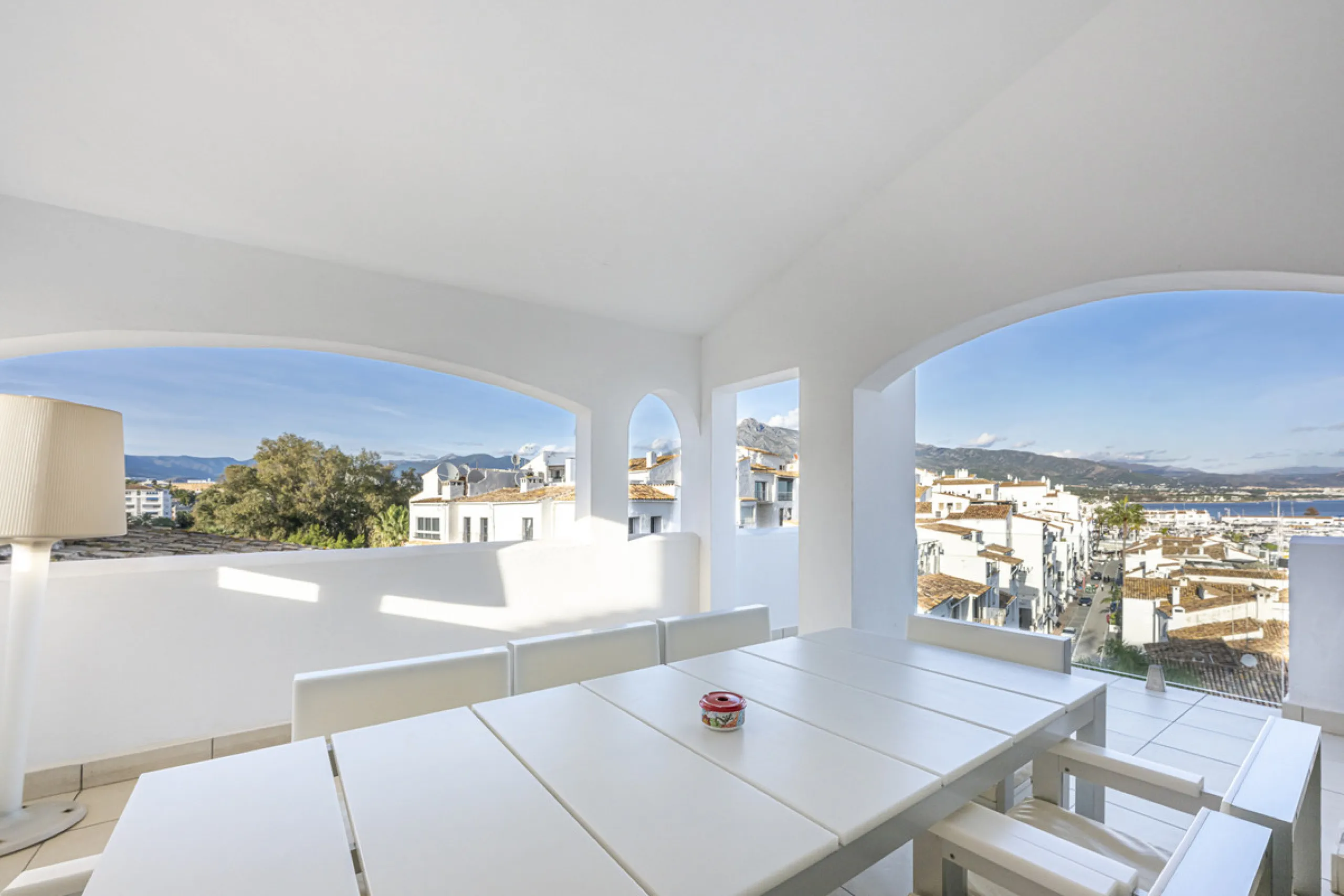 Penthouse for sale in Puerto Banús with 3 bedrooms, 3 bathrooms, 2 en suite bathrooms and with orientation east, with private garage (1 parking spaces). Regarding property dimensions, it has 165 m² built and 33 m² terrace. Has the following facilities sea