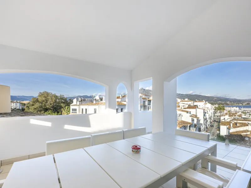 Penthouse for sale in Puerto Banús with 3 bedrooms, 3 bathrooms, 2 en suite bathrooms and with orientation east, with private garage (1 parking spaces). Regarding property dimensions, it has 165 m² built and 33 m² terrace. Has the following facilities sea