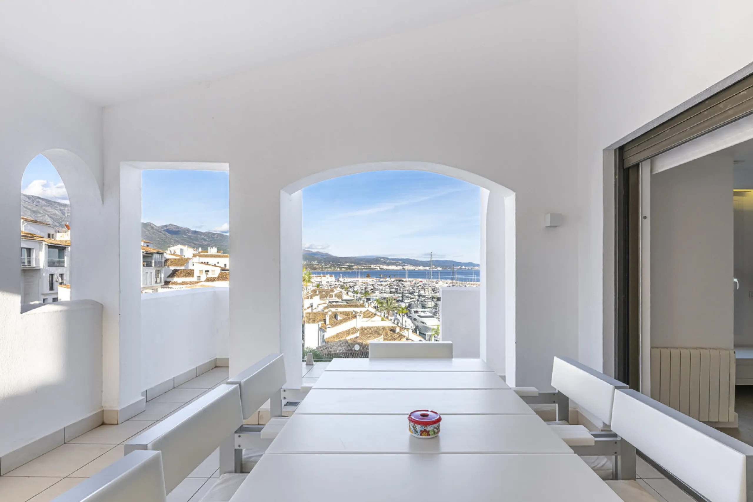 Penthouse for sale in Puerto Banús with 3 bedrooms, 3 bathrooms, 2 en suite bathrooms and with orientation east, with private garage (1 parking spaces). Regarding property dimensions, it has 165 m² built and 33 m² terrace. Has the following facilities sea