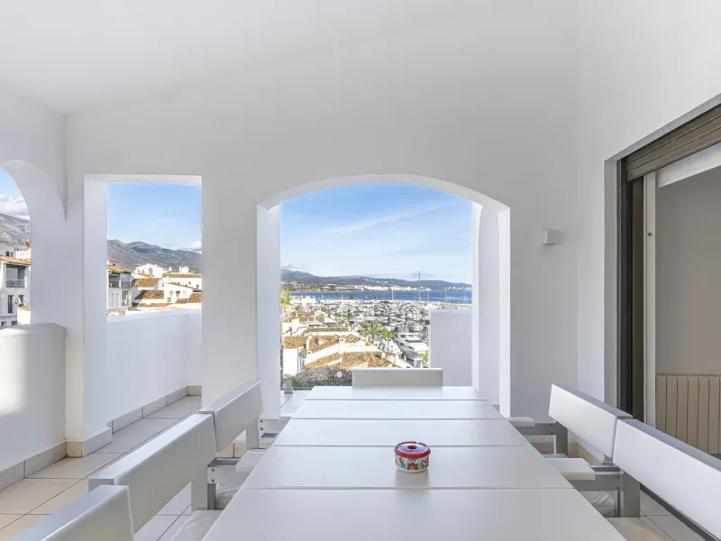 Penthouse for sale in Puerto Banús with 3 bedrooms, 3 bathrooms, 2 en suite bathrooms and with orientation east, with private garage (1 parking spaces). Regarding property dimensions, it has 165 m² built and 33 m² terrace. Has the following facilities sea